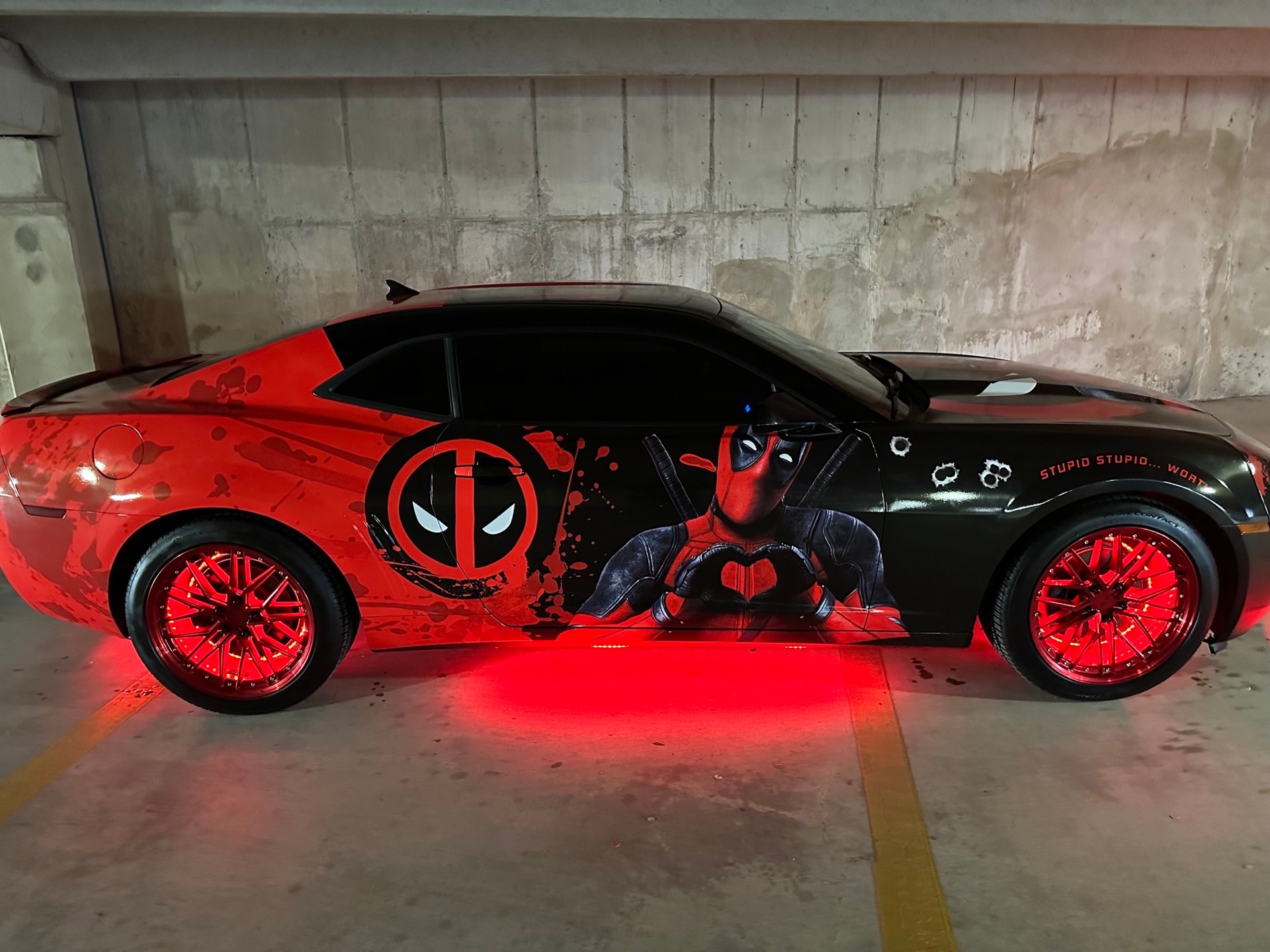 Challenger mit auffälliger Folierung: Anime-Design für Individualisten