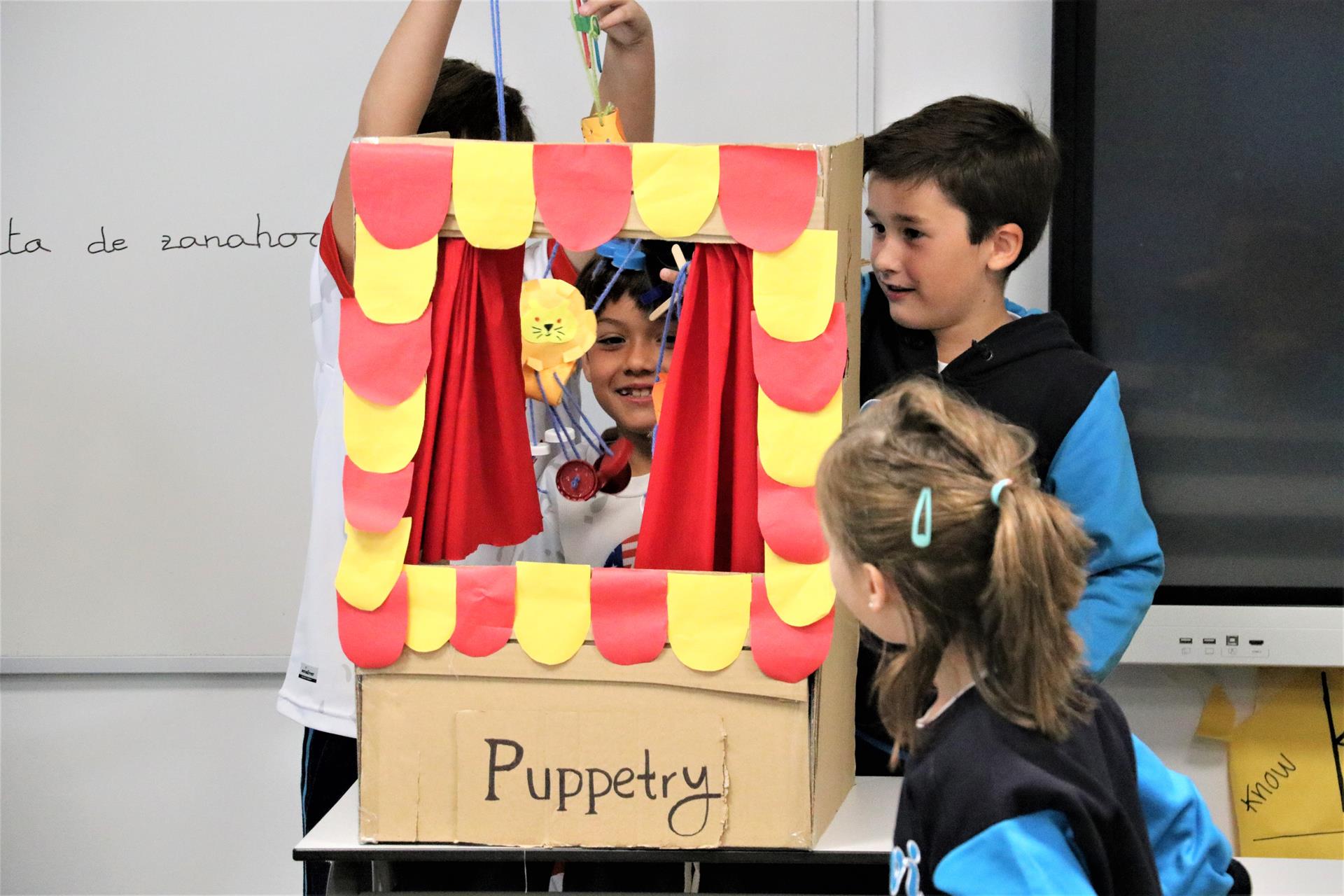 Kreative Beschaeftigung Kinder 3 Jahre mit Papier und Pappe