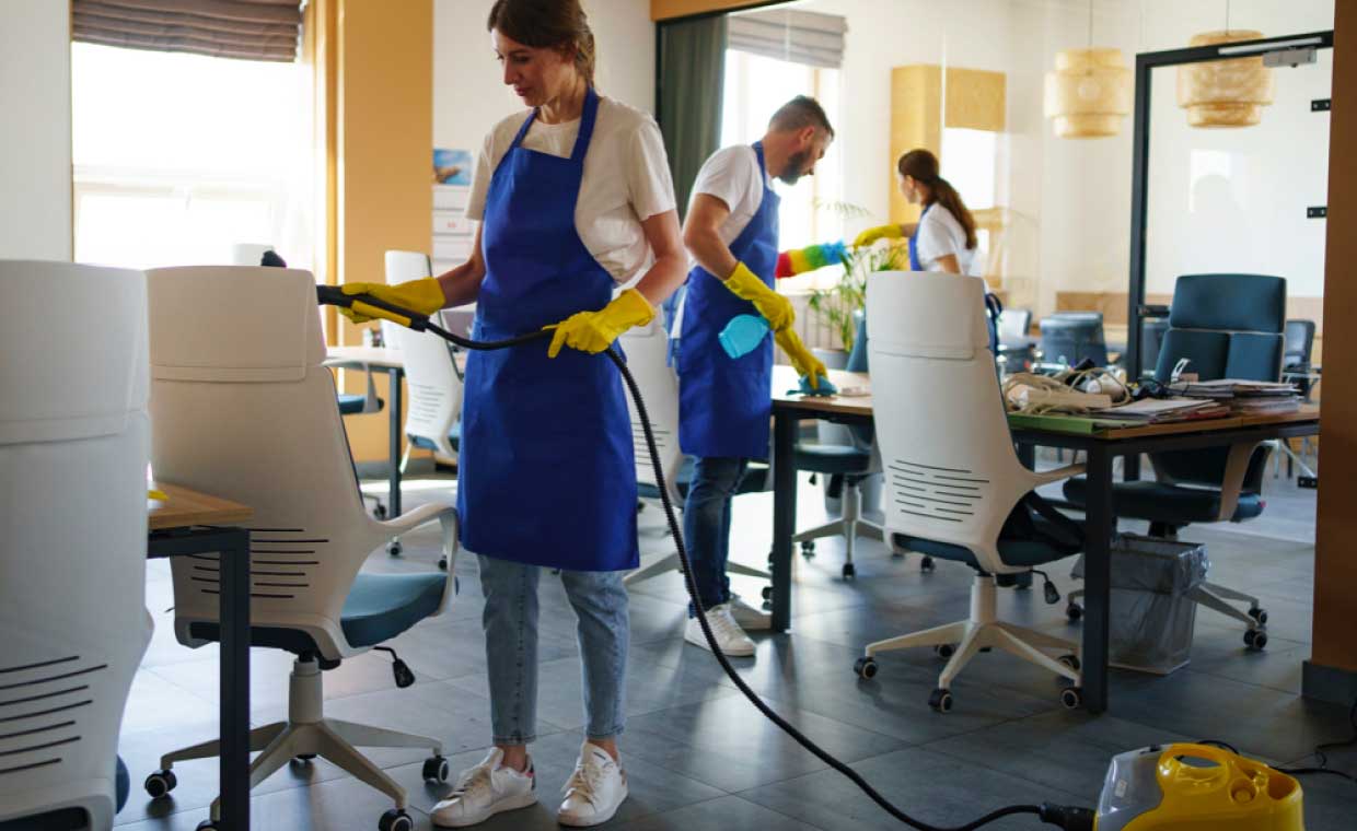 Gebäudereinigung inklusive Unterhaltsreinigung und Winterdienst aus einer Hand