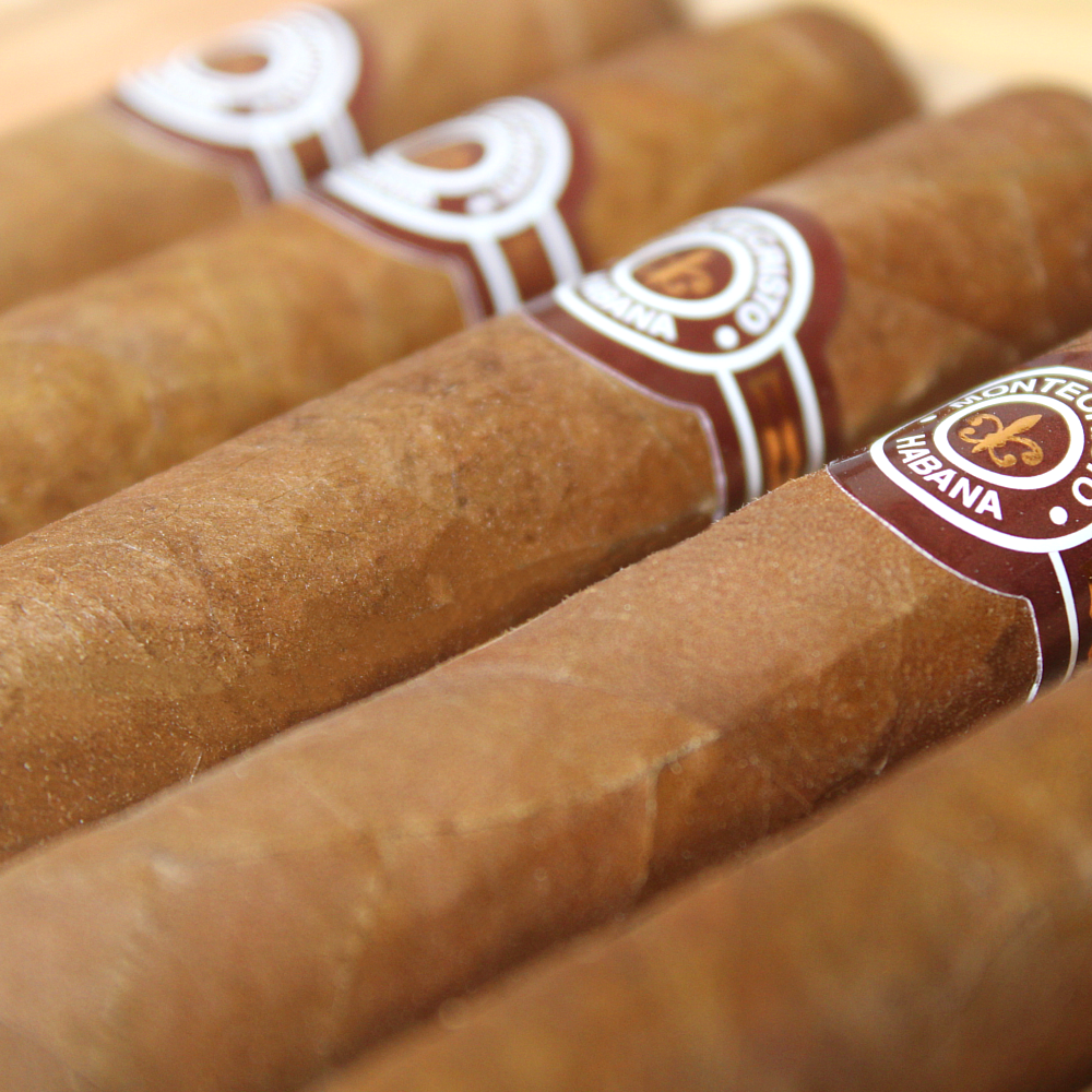Stöbern Sie durch unser exquisites Zigarrensortiment bei C-Cigars